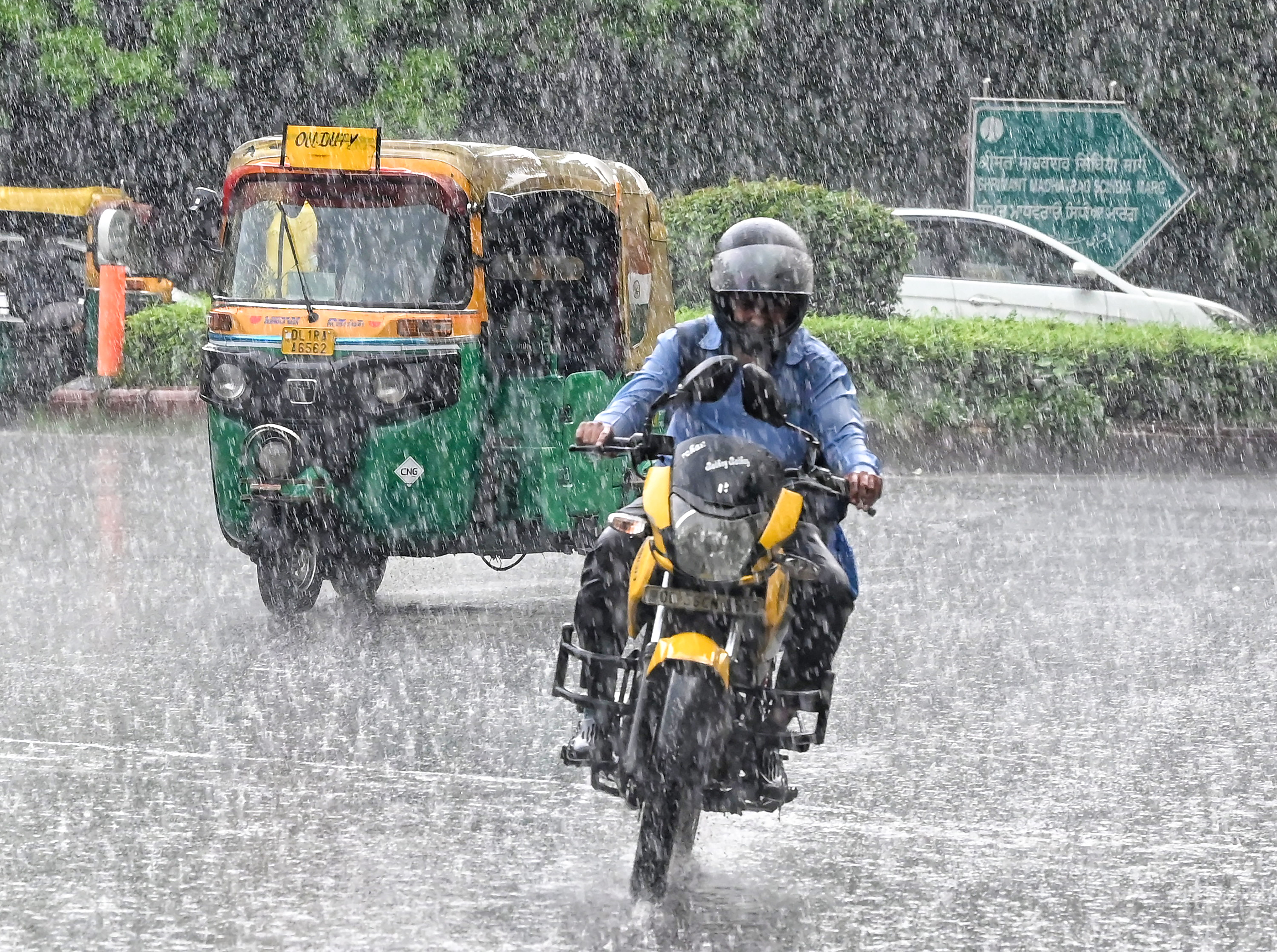दिल्ली-NCR में अचानक बदला मौसम का मिजाज, हुई तेज बारिश, उमस से राहत नहीं