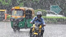 दिल्ली-NCR में अचानक बदला मौसम का मिजाज, हुई तेज बारिश, उमस से राहत नहीं