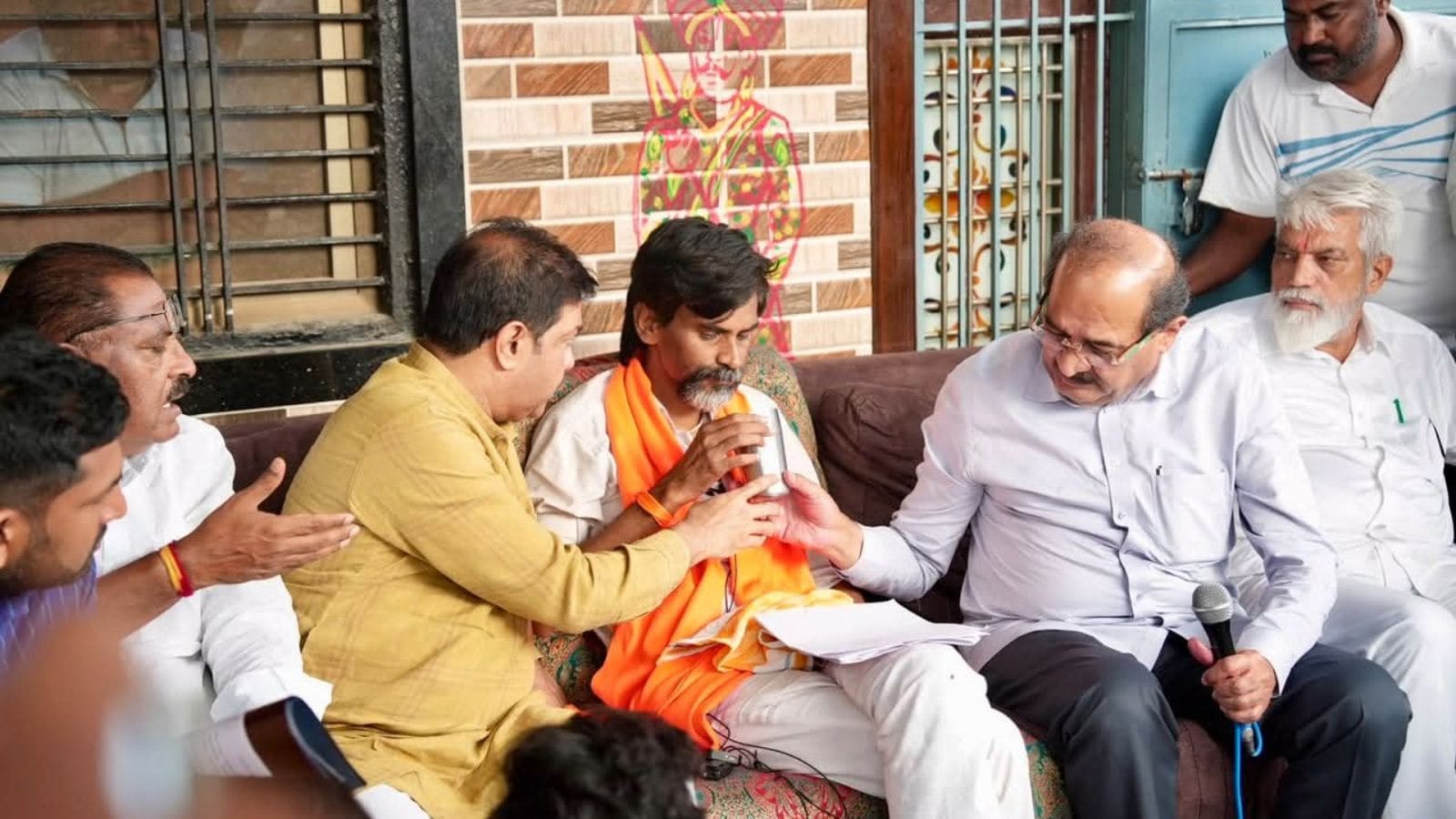 अनशन खत्म करते हुए मनोज जरांगे 