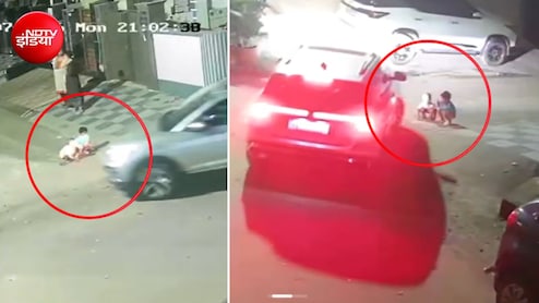 गुरुग्राम में दर्दनाक हादसा! घर के बाहर खेल रही बच्ची पर चढ़ी कार, मासूम की मौत; ड्राइवर फरार