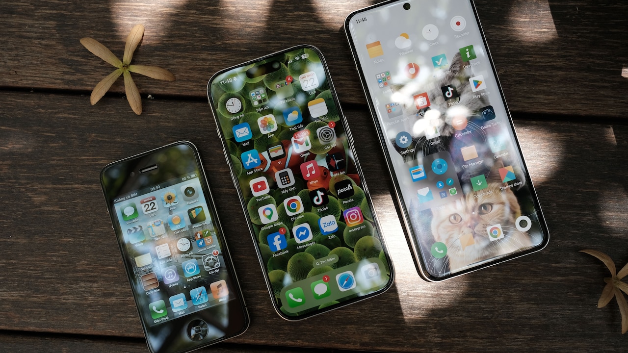 7 Smartphones With Bright Displays For Outdoor Reading And Navigation 7 Smartphones With Bright Displays For Outdoor Reading And Navigation
