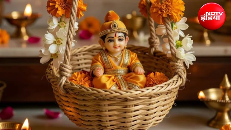 DIY Janmashtami: बाजार की महंगी सजावट छोड़ें, घर पर 5 मिनट में ऐसे बनाएं लड्डू गोपाल का खूबसूरत झूला