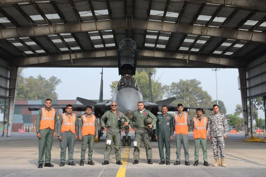 अपनी टीम के साथ रिटायर्ड एयर मार्शल जीतेंद्र मिश्रा. (फाइल फोटो)