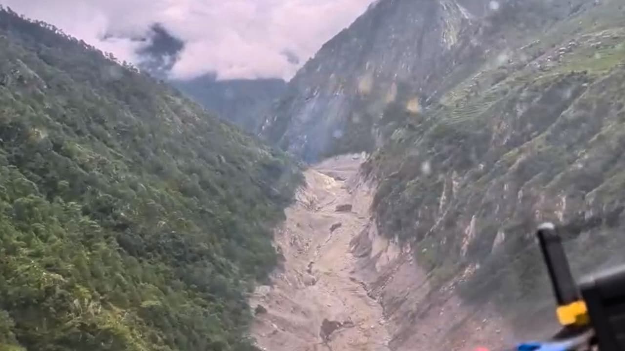 Flying up the Trisuli River Valley. The scars of the damage caused by the flood are evident on both banks of the river. Flying up the Trisuli River Valley. The scars of the damage caused by the flood are evident on both banks of the river.