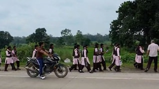 30 किलोमीटर पैदल चलकर कलेक्टर के पास पहुंचीं बेटियां, बोलीं- स्कूल में न बिजली, न पढ़ाई की व्यवस्था
