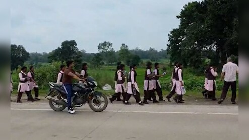 30 किलोमीटर पैदल चलकर कलेक्टर के पास पहुंचीं बेटियां, बोलीं- स्कूल में न बिजली, न पढ़ाई की व्यवस्था