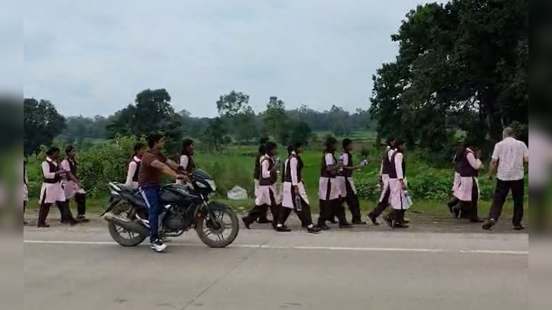 30 किलोमीटर पैदल चलकर कलेक्टर के पास पहुंचीं बेटियां, बोलीं- स्कूल में न बिजली, न पढ़ाई की व्यवस्था