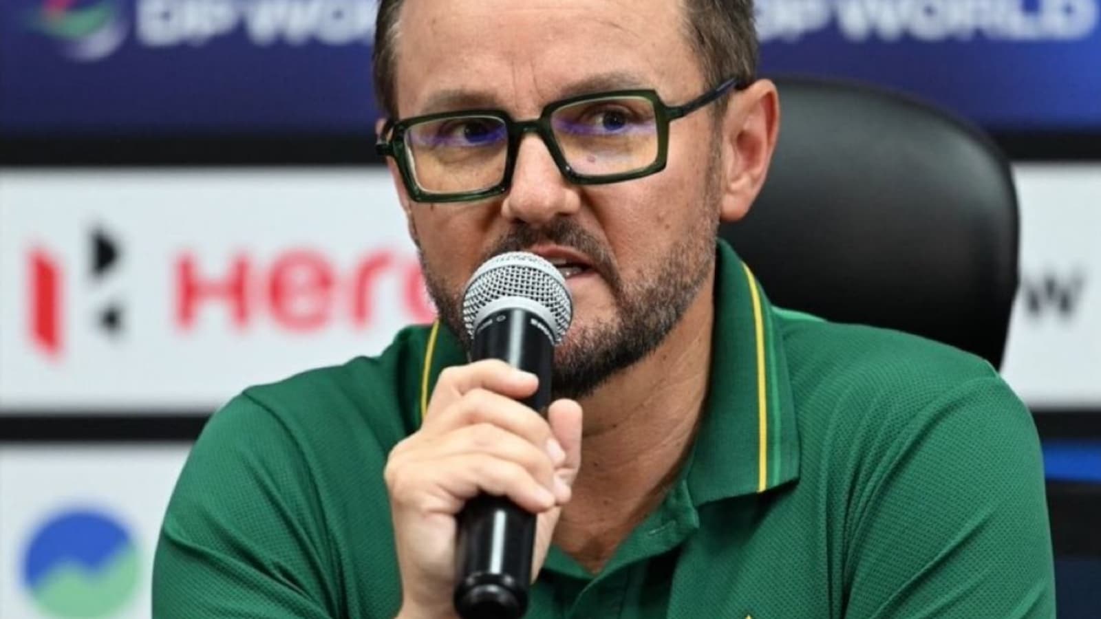 Pakistan Coach Mike Hessons Loyalty Questioned By Ex-Star: "One Who Is Directly Linked With IPL"