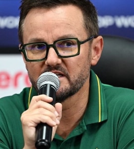 Pakistan Coach Mike Hessons Loyalty Questioned By Ex-Star: "One Who Is Directly Linked With IPL"