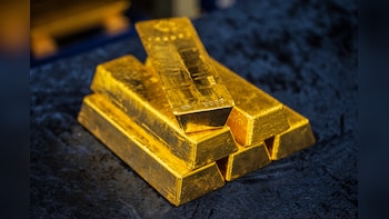 Gold Approaches Two-Week Low On Rising Yields, Fed Hike Bets