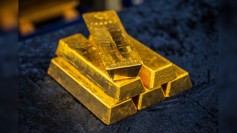 Gold Approaches Two-Week Low On Rising Yields, Fed Hike Bets