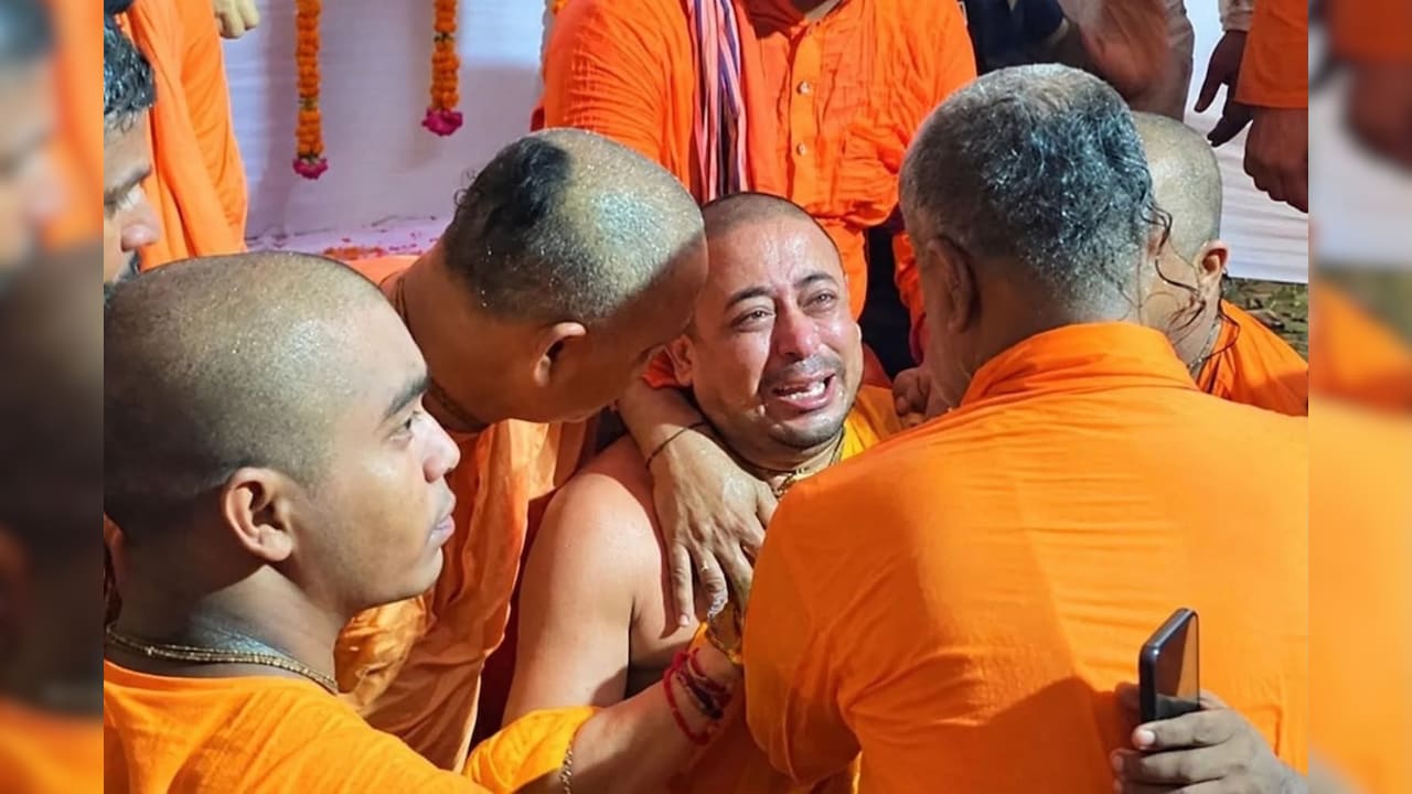 मां की अंतिम यात्रा के लिए सिर्फ 5 घंटे की पैरोल, फूट-फूटकर रो पड़े बांग्लादेश के हिंदू संत चिन्मय दास; VIDEO