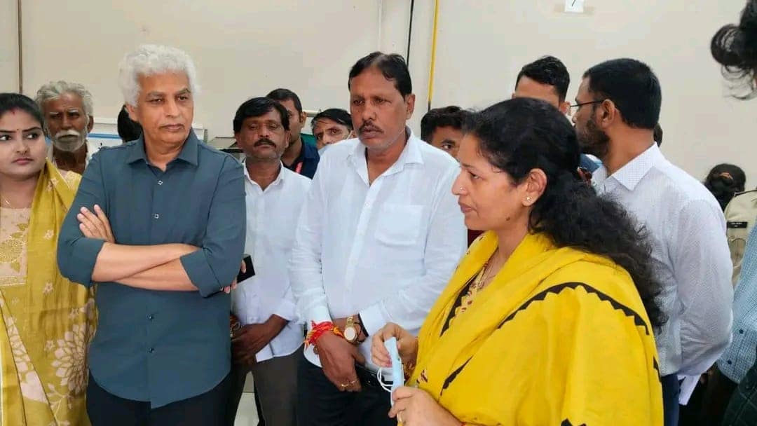 लोगों से बातचीत करतीं सागर कलेक्टर प्रतिभा पाल.