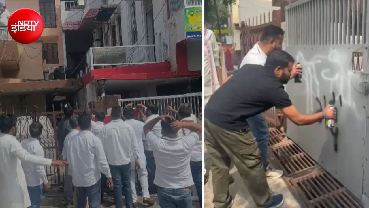 आगरा में चुनाव आयुक्त ज्ञानेश कुमार के घर पर कांग्रेस कार्यकर्ताओं का प्रोटेस्ट, गेट पर लिखे अपशब्द