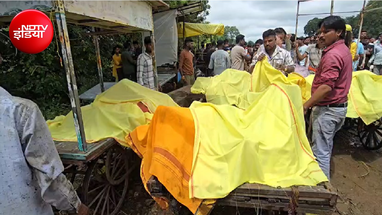मृतकों को कार से बाहर निकाला गया