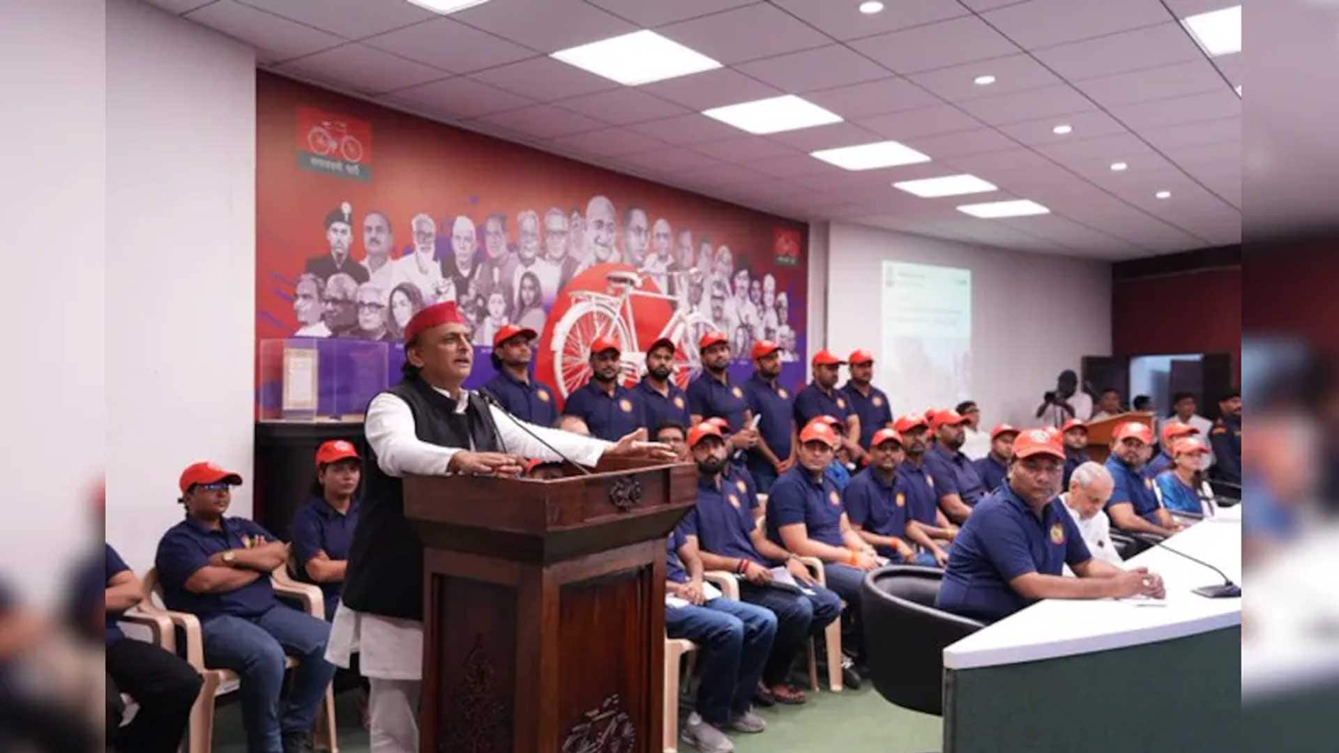Lal Topi, Blue T-Shirt: Akhilesh Yadav's 'PDA' For Blue Has A Coded Message