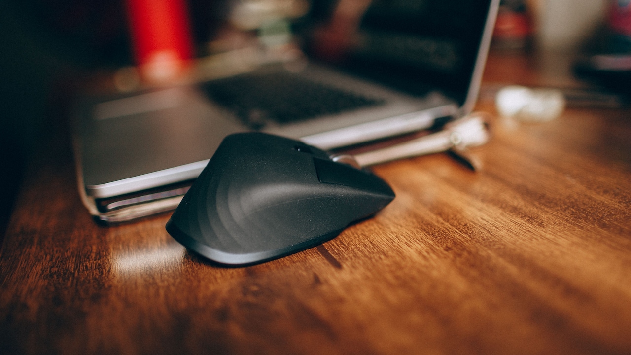 How To Get Used To A Vertical Mouse: 10 Checks For Grip, Size, Sensitivity And Desk Position How To Get Used To A Vertical Mouse: 10 Checks For Grip, Size, Sensitivity And Desk Position