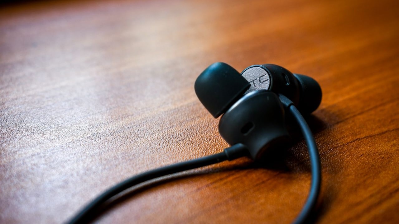 Wireless Earbuds Vs Neckbands Wireless Earbuds Vs Neckbands