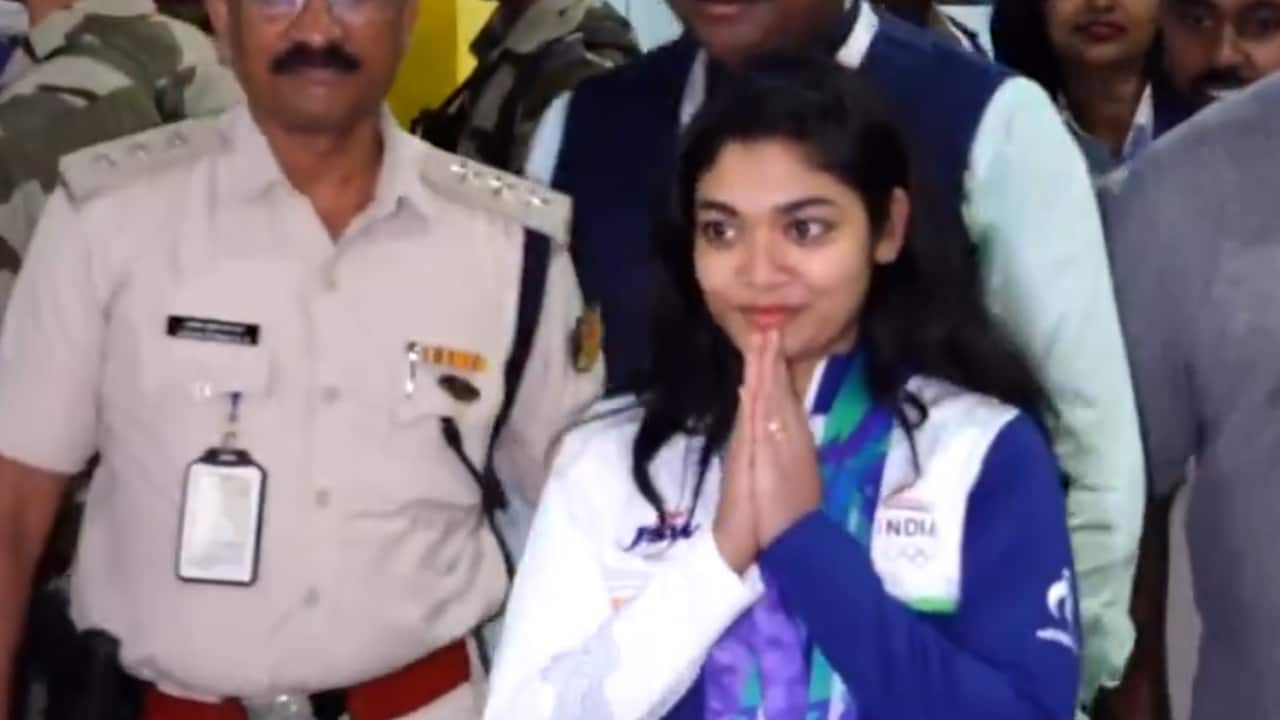 Asian Games Double Silver Medalist Vidarsa K Vinod Receives A Grand Welcome At Thiruvananthapuram Airport