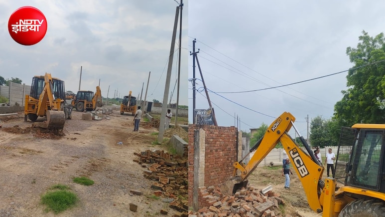 ग्रेटर नोएडा में 125 करोड़ की जमीन पर चला बुल्डोजर, 62 हजार वर्ग मीटर भूमि कराई कब्जामुक्त