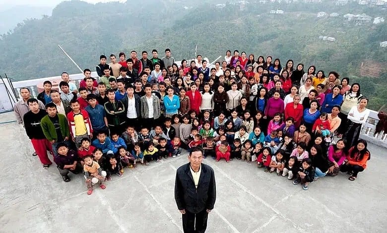 Indias largest family: मिजोरम के बक्तावंग गांव में स्थित Chana का परिवार दुनिया के सबसे बड़े परिवारों में गिना जाता है. इस परिवार में 200 के करीब सदस्य एक साथ रहते हैं. परिवार के मुखिया की साल 2021 में मौत हो चुकी है. Indias largest family: मिजोरम के बक्तावंग गांव में स्थित Chana का परिवार दुनिया के सबसे बड़े परिवारों में गिना जाता है. इस परिवार में 200 के करीब सदस्य एक साथ रहते हैं. परिवार के मुखिया की साल 2021 में मौत हो चुकी है.