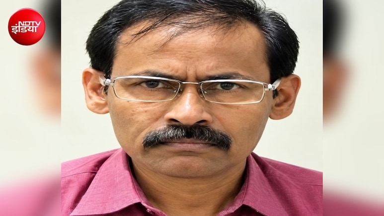 ढाई करोड़ के इनामी नक्सली कमांडर का सरेंडर, 40 सालों से फैला रहा था आतंक, 3 राज्यों में वांटेड