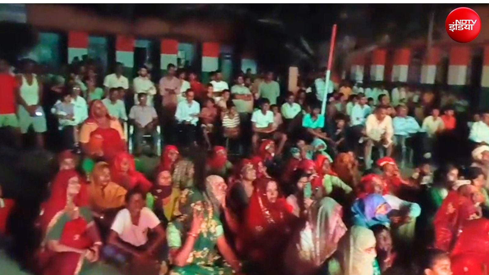 शो देखने के लिए पूरा गांव उमड़ आया था शो देखने के लिए पूरा गांव उमड़ आया था