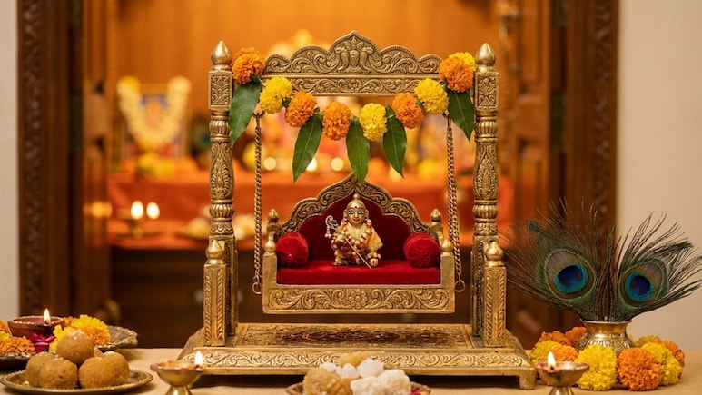 Janmashtami 2026: बाल गोपाल के लिए खरीदें ये खूबसूरत झूले, मंदिर को मिलेगा दिव्य लुक