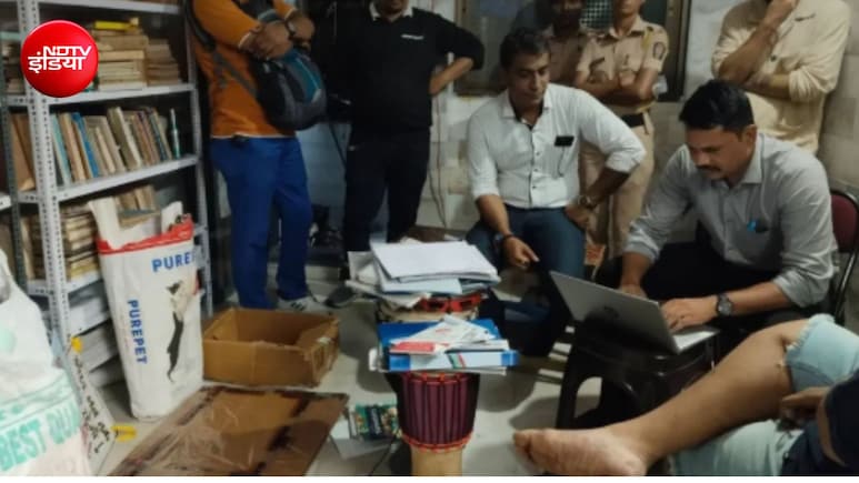 गाजा के समर्थन में पतंग उड़ाने पर बवाल, मुंबई पुलिस पर बिना वारंट 9 घंटे तलाशी का आरोप