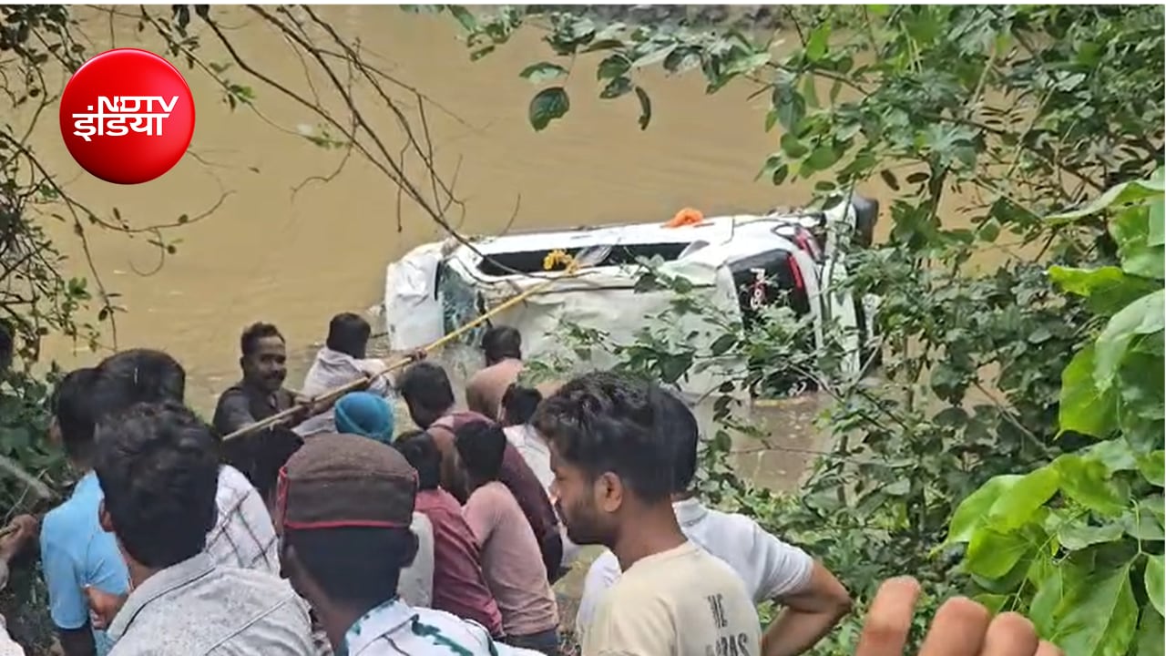 नाले में बही कार को खींचने का प्रयास करती हुई रेस्क्यू टीम