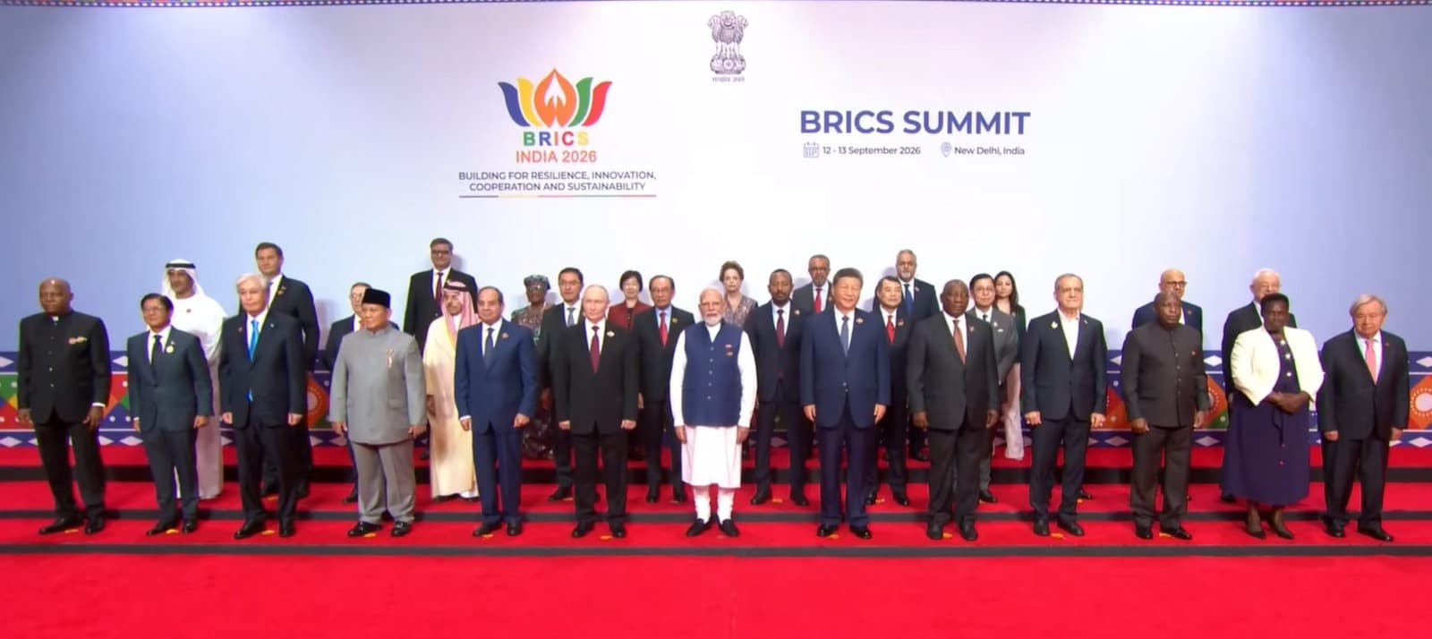 ब्रिक्स समिट के दूसरे दिन फैमिली फोटो में सभी सदस्य देशों के प्रतिनिधियों के साथ पीएम मोदी. ब्रिक्स समिट के दूसरे दिन फैमिली फोटो में सभी सदस्य देशों के प्रतिनिधियों के साथ पीएम मोदी.