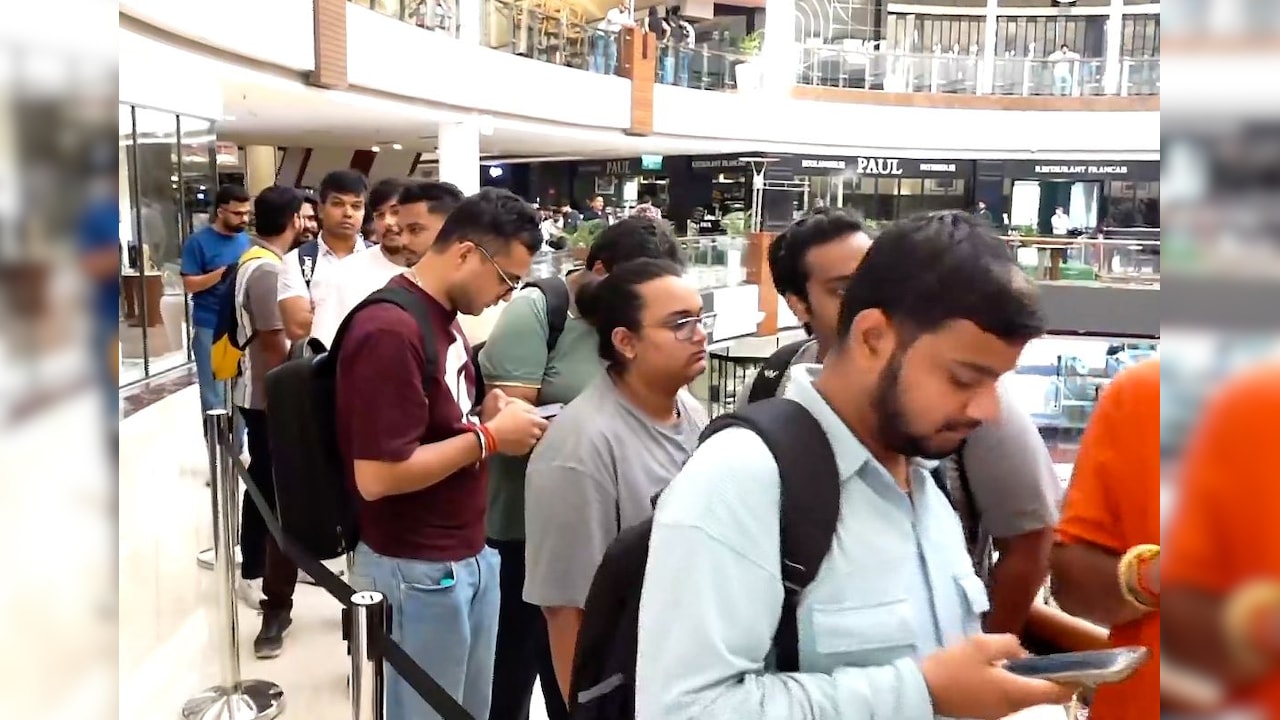 People queue up to buy the new iPhone 18 Pro and Pro Max People queue up to buy the new iPhone 18 Pro and Pro Max