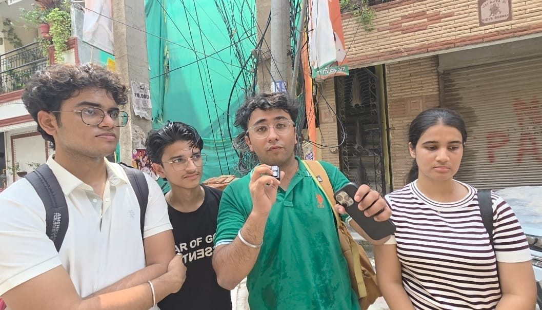 थर्ड ईयर के साथी स्टूडेंट्स के साथ यशवर्धन (ग्रीन टीशर्ट), फोटो- NDTV थर्ड ईयर के साथी स्टूडेंट्स के साथ यशवर्धन (ग्रीन टीशर्ट), फोटो- NDTV
