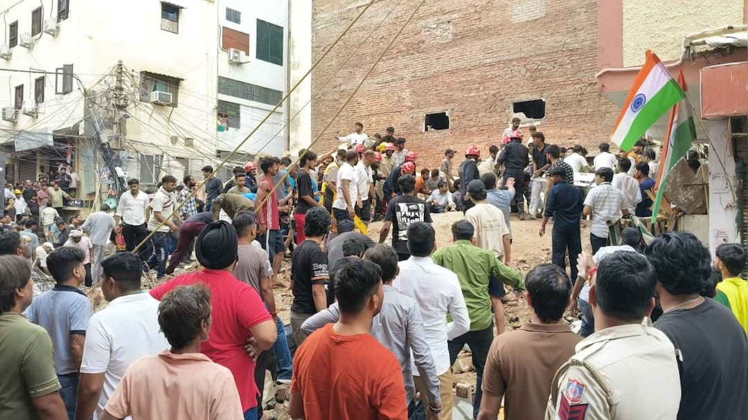 Delhi Building Collapse LIVE Updates: 6 Rescued From Rubble After Building Collapses, NDRF Continues Search