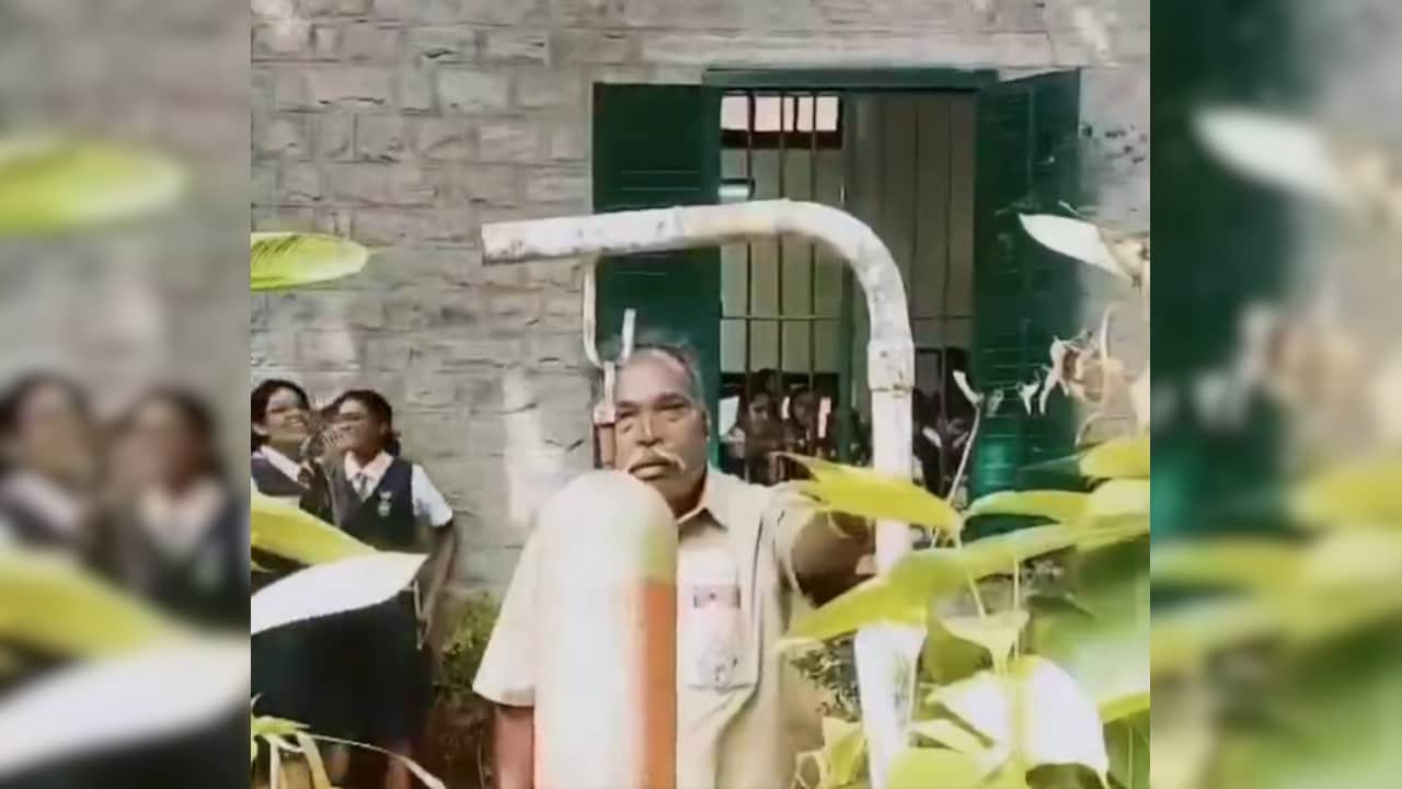 38 साल की सेवा के बाद जब 'दास अंकल' ने बजाई स्कूल की आखिरी घंटी, आनंद महिंद्रा ने शेयर किया वीडियो, देख इमोशनल हो गए लोग