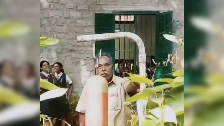 38 साल की सेवा के बाद जब 'दास अंकल' ने बजाई स्कूल की आखिरी घंटी, आनंद महिंद्रा ने शेयर किया वीडियो, देख इमोशनल हो गए लोग