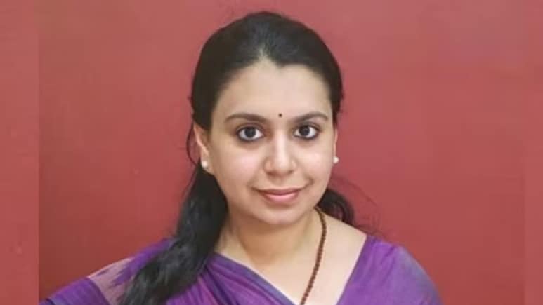 'मेरा IAS से त्यागपत्र स्वीकार हो गया... बढ़े चलो', प्रशासनिक सेवा से दिव्या मित्तल की 13 साल बाद विदाई, शेयर की इंस्टा स्टोरी