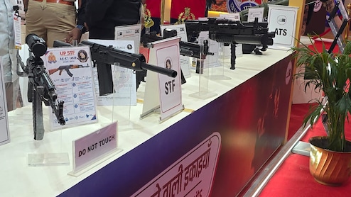 उत्तर प्रदेश इंटरनेशनल ट्रेड शो में यूपी पुलिस की दमदार मौजूदगी, अत्याधुनिक हथियार और नई तकनीकें खींच रहीं लोगों का ध्यान