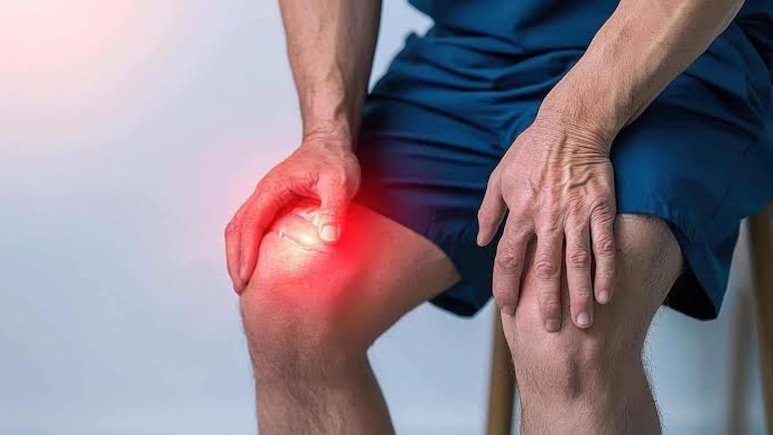 Knee Pain Home Remedy: घुटनों और जोड़ों के दर्द से राहत देगा ये घरेलू नुस्खा, तिल के तेल में मिलाएं 5 रुपये की ये एक चीज