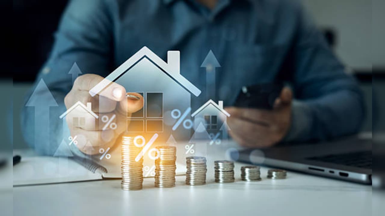 Inflation Bites US Households: Mortgage Rates Jump 7% At 19-Month High Following Fed Rate Hike