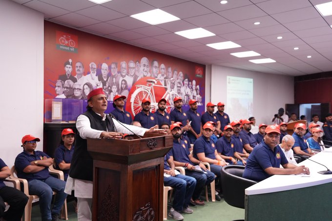 Lal Topi, Blue T-Shirt: Akhilesh Yadav's 'PDA' For Blue Has A Coded Message