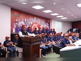 <i>Lal Topi</i>, Blue T-Shirt: Akhilesh Yadav's 'PDA' For Blue Has A Coded Message