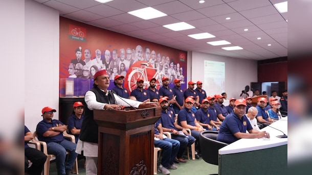 <i>Lal Topi</i>, Blue T-Shirt: Akhilesh Yadav's 'PDA' For Blue Has A Coded Message