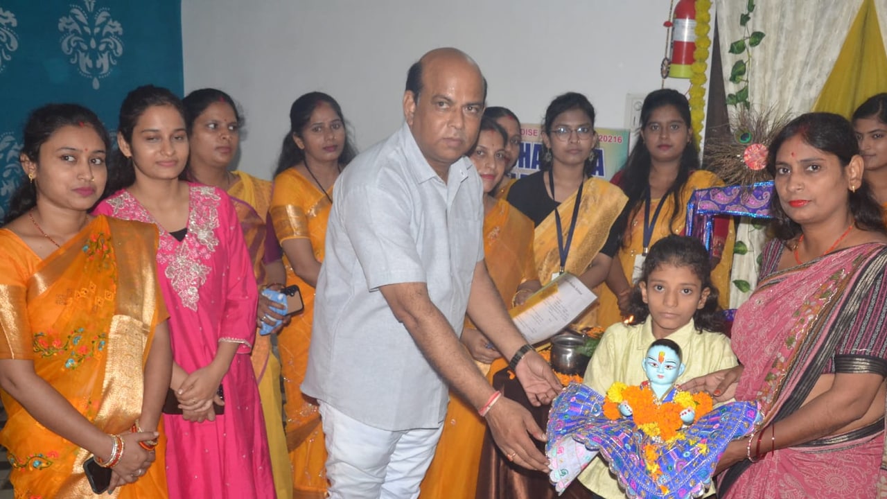 Laddu Gopal Admission in school: आयुषी पांडे के साथ भगवान कृष्ण और स्कूल स्टाफ. Laddu Gopal Admission in school: आयुषी पांडे के साथ भगवान कृष्ण और स्कूल स्टाफ.