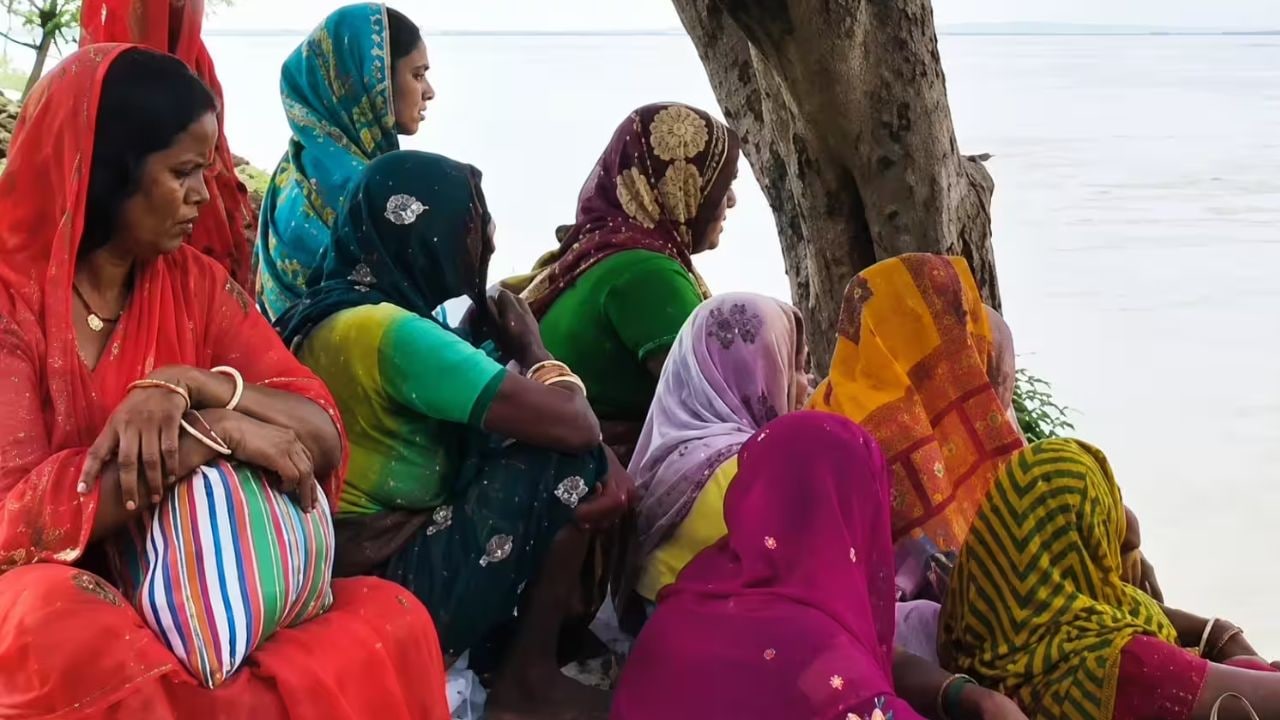 बिहार की मिट्टी से निकला पारंपरिक लोकगीत बना मजबूर महिलाओं का सहारा, गंगा का रौद्ररूप शांत करवाने के लिए मां से लगा रहीं गुहार