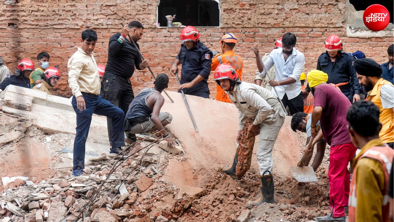 Delhi Building Collapse: मलबे के नीचे से आ रही 'बचाओ-बचाओ' की आवाज, चश्मदीद ने बताया- ऐसा लगा भूकंप आ गया