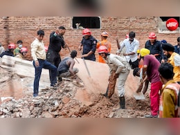Delhi Building Collapse: मलबे के नीचे से आ रही 'बचाओ-बचाओ' की आवाज, चश्मदीद ने बताया- ऐसा लगा भूकंप आ गया