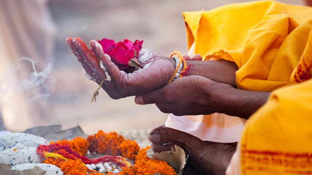 पितृपक्ष में नए कपड़े और चीजें खरीदें या नहीं, जानिए क्या है मान्यता?