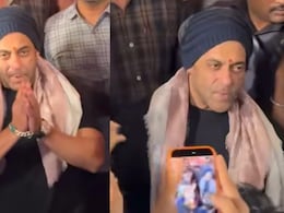Salman Khan Folds Hands, Requests Fans To Clear Way For Him During <i>Ganpati Darshan</i>