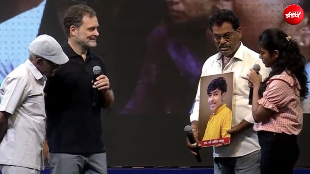 सत्य निकेतन में मारे गए अर्पित जाज के परिजनों के साथ राहुल गांधी सत्य निकेतन में मारे गए अर्पित जाज के परिजनों के साथ राहुल गांधी